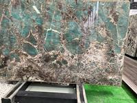 Grande dalle polie en granit vert Tiffany, amazonite, quartzite, design moderne brésilien, pour la décoration d'hôtels et de villas