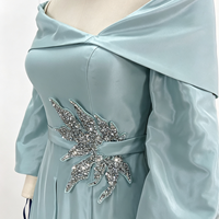 Robe de soirée longue bleu ciel clair, épaules dénudées, manches évasées 3/4, ornements en feuilles de cristal, en satin, pour invitées de mariage