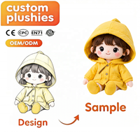Poupée en peluche fille imperméable personnalisée, douce et rembourrée, avec capuche jaune, vente en gros, fabricant de jouets en peluche personnalisés, cadeaux pour enfants
