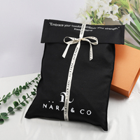 Recyclable grande toile poussière enveloppe rabat cadeau emballage sac Logo personnalisé toile vêtements sweats à capuche stockage sac à poussière avec ruban