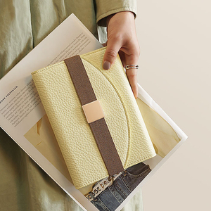 Véritable classeur A4 en cuir de cheval fou 4 anneaux Journal rechargeable <span class=keywords><strong>200</strong></span> pages Séparateurs de sacs à fermeture éclair Carnet de notes promotionnel pour l'éducation - Product Image 1