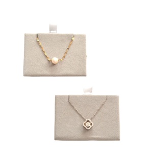 Pochette à bijoux en suède avec insert pour collier, logo personnalisé en relief, prix d'usine - Product Image 6