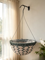 Panier suspendu gris et blanc aspect osier, poignée en tissu, doublure en plastique, pot de jardin mural extérieur