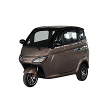 Voiture idéale pour les trajets quotidiens, facile à conduire et à stationner, suffisamment spacieuse pour les courses et les visites touristiques.
