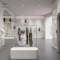 Présentoir mural en spirale moderne de qualité supérieure pour vêtements, idéal pour les boutiques de robes féminines et les présentoirs de vêtements en boutique