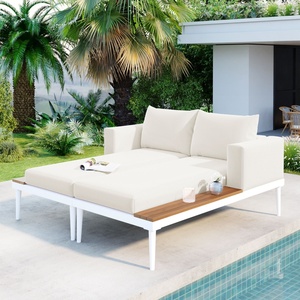 Chaise longue d'extérieur 2-en-1 rembourrée en rotin beige avec plateau en bois et structure métallique pour terrasse et bord de piscine – Offre Spéciale - Product Image 1