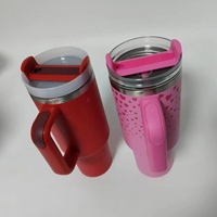 사용자 정의 로고 공장 최신 사용자 정의 40oz 발렌타인 데이 텀블러 손잡이와 빨대 스테인레스 스틸 절연 커피 컵 선물