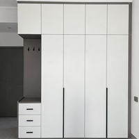 Armoire de rangement avec tiroirs laquée moderne grise en bouleau, frêne, métal et rotin pour appartement