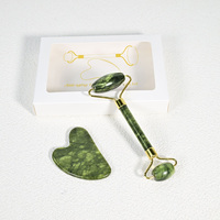 Offre Spéciale outils de soins de la peau personnalisé 100% rouleau de Massage du visage naturel vert visage rouleau de Jade et Gua Sha ensemble avec boîte