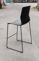 Chaise de bar empilable moderne avec structure en métal et coque en plastique pour l'école et l'hôtellerie