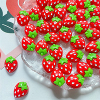 Accessoires de résine peints par résine de petits charmes de fraise pour la décoration
