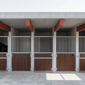 Voederbak Voor Paardenproducten Met Handvat-Gemakkelijk Mee Te Nemen Voor Meerdere Boxen - Product Image 1