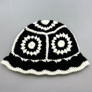 Sombrero de Pescador de Ganchillo Floral Hecho a Mano, Gorro de Invierno Tejido para Mujer - Product Image 2