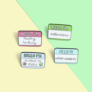 4 alfileres de solapa con cita de diálogo divertido en estilos personalizados Broches con serigrafí<span class=keywords><strong>a</strong></span> humorística para bolsos Esmalte duro de tela Listo para enviar - Product Image 1