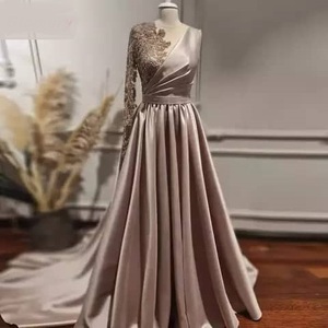 S804A 2025 Nouvelle <span class=keywords><strong>Robe</strong></span> <span class=keywords><strong>de</strong></span> Mariée Personnalisée <span class=keywords><strong>de</strong></span> Haute Qualité en Satin et Dentelle à Fleurs pour Femmes - Product Image 1