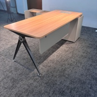 Bureau de direction ergonomique de luxe à hauteur fixe avec design moderne pour le télétravail