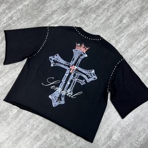 เสื้อยืดคอกลมพิมพ์ลายขอบดิบแบบกำหนดเองสำหรับ OEM เสื้อยืดโอเวอร์ไซส์ทรงหลวมประดับคริสตัล ขายส่ง - Product Image 4