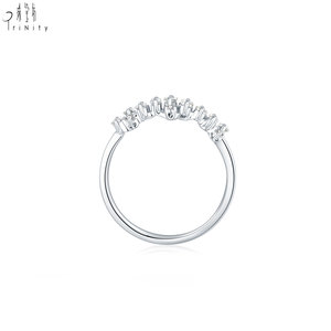 สินค้าใหม่ล่าสุด เครื่องประดับหรูหราขายส่ง แหวนทองคำขาว 18K ดีไซน์ไม่สมมาตร ประดับเพชรธรรมชาติแบบเจียระไนผสม - Product Image 4