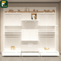 Vitrine de magasin de vêtements moderne et écologique haut de gamme avec éclairage LED, rail à vêtements, étagères murales et comptoir d'accueil