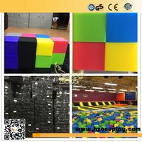 Cubes et blocs de mousse de polyuréthane ignifuges colorés pour piscines à balles de parc de trampoline et terrains de jeux mous