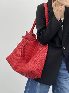 2025 дизайнерская тканая сумка-тоут из искусственной кожи, женская модная сумка со звездами для разных возрастов - Product Image 6