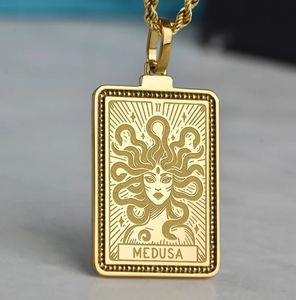Delicado Collar Medusa de Acero Inoxidable Chapado en Oro de 18k, Joyería de Mitología Griega, Amuleto Grabado de Gorgona, Encanto de Leyenda Antigua - Product Image 1