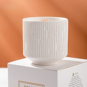 Velas perfumadas de cera de soja de aromaterapia de lujo con tarro de cerámica blanca hecho a mano para decoración navideña del hogar - Product Image 3