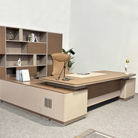 Scrivania Direzionale di Lusso in Pelle, Durevole ed Ecologica, con Prese di Corrente Integrate per CEO, Professionale e di Alta Gamma