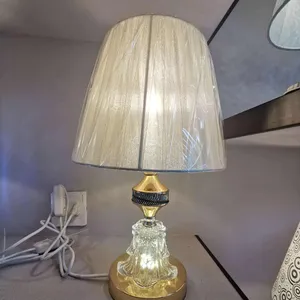 Lampe de Table moderne en cristal de luxe pour chambre à coucher nordique avec abat-jour angulaire