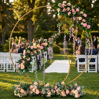 Arche de mariage en métal doré à double cerceau, support floral réaliste en roses de soie, découpe numérique pour décoration événementielle