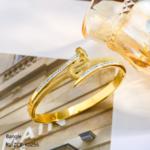 Nuovo Bracciale Rigido da Donna Elegante in Metallo Smerigliato Placcato Oro, Martellato, Largo, <span class=keywords><strong>Anti</strong></span>-Appannamento, Irregolare, Regolabile, Eco-Friendly - Product Image 2