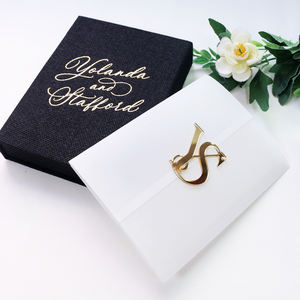 Invitations personnalisées en tissu de lin noir avec boîte magnétique à couverture rigide, fermoir monogramme doré de luxe, pochette en vélin et acrylique transparent - Product Image 1
