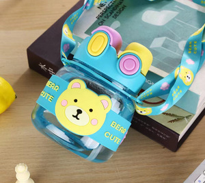 Botella de Agua de Plástico de Gran Capacidad (1000 ml) con Diseño de Oso 3D, Decoración de Dibujos Animados, con Doble Pajita, para Niños, Venta al por Mayor - Product Image 6