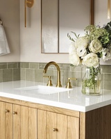 Meuble de salle de bain autoportant aux lignes modernes avec placage en bois de chêne, lavabo en céramique sans joint, meuble de salle de bain en bois massif durable