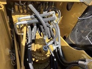 Excavatrice sur chenilles Caterpillar 320D2L d'occasion en bon état, poids opérationnel de 20 tonnes, avec moteur et pompe, à vendre - Product Image 3