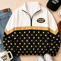 Veste coupe-vent personnalisée rétro avec logo 'P' et motif à carreaux avec empreintes de pattes, coupe ample et confortable, longue, avec fermeture éclair 1/4