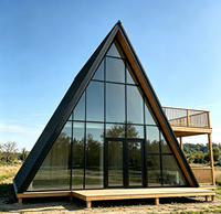 Cabane triangulaire préfabriquée moderne en forme de A, directement de l'usine, pour complexe de glamping avec balcon, façade entièrement vitrée et deux étages