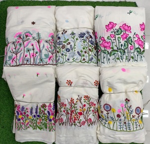 ผ้าคอตตอนพรีเมียมลายดอกไม้สีเหลืองและชมพูพิมพ์ลายดอกบัวบนพื้นสีครีม เนื้อผ้านุ่ม ระบายอากาศได้ดี ผลิตด้วยมือ เหมาะสำหรับชุดสูทและชุดส่าหรี - Product Image 2