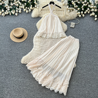 Ensemble deux pièces plissé pour femme avec haut sans manches et jupe longue à lacets, idéal pour l'été