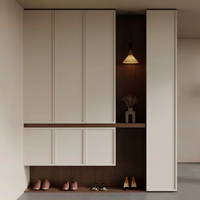 Meuble de rangement à chaussures combiné pratique et sur mesure, utilisant l'espace mural vertical pour l'entrée d'appartement, optimisant l'espace pour les chaussures