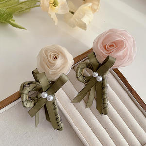 กิ๊บติดผมรูปดอกกุหลาบผ้า Sweet Girl ประดับตกแต่งรูปฉลาม แบบสองด้าน - Product Image 1