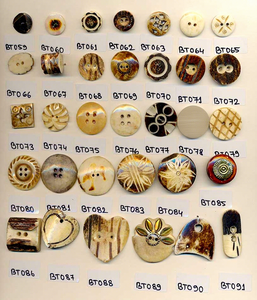 Boutons perlés écologiques polis en corne animale, 2 trous, dos plat, design rond/rectangulaire, tailles assorties - Product Image 4