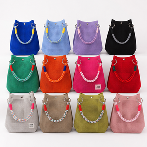 Bolso <span class=keywords><strong>de</strong></span> Ganchillo Estético y Colorido para el Mercado Europeo, MOQ Bajo, Bolso Tipo Cubo Tejido Personalizado con Etiquetas y Etiquetas Colgantes Personalizadas - Product Image 1