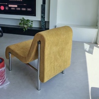 Fauteuil lounge moderne en tissu durable avec structure en acier inoxydable, mobilier pour salons, hôtels, villas. Couleurs personnalisables.