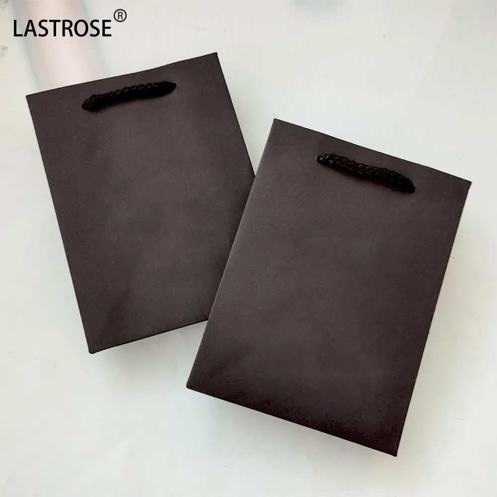 Sac en papier kraft noir recyclable sacs à main de haute qualité pour emballage en gros sac à provisions de cadeau avec poignée