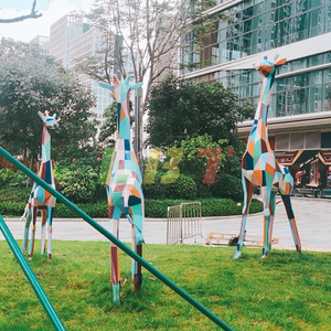 Escultura de Jirafa Pintada en Fibra de Vidrio Libite, Decoración Abstracta Geométrica para Jardín y Exteriores, Figura Animal Hecha a Mano y Personalizada - Product Image 1