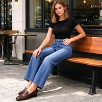 Celana Jeans Wanita High Waist Model Whisker Warna Pudar untuk Kedai Buku di Hari Gugur
