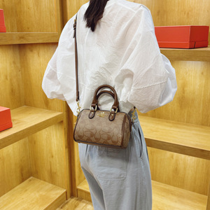 กระเป๋าผู้หญิงระดับไฮเอนด์รุ่นใหม่จาก Luxury Coah กระเป๋าบอสตันสุดหรู กระเป๋าทรง<span class=keywords><strong>หมอน</strong></span> ดีไซน์อเนกประสงค์และทันสมัย ใช้ได้ทั้งแบบสะพายไหล่และสะพายข้าง - Product Image 4