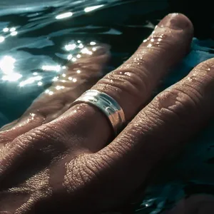 Anillo ancho de acero inoxidable chapado en oro, estilo punk simple, ideal para hombres, joyería fina, de eManco Dropshipping. - Product Image 3