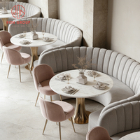Ensemble de mobilier moderne de luxe pour hôtel, restaurant commercial, tables en marbre, pieds en laiton, sièges en velours rose et gris, banquette, café